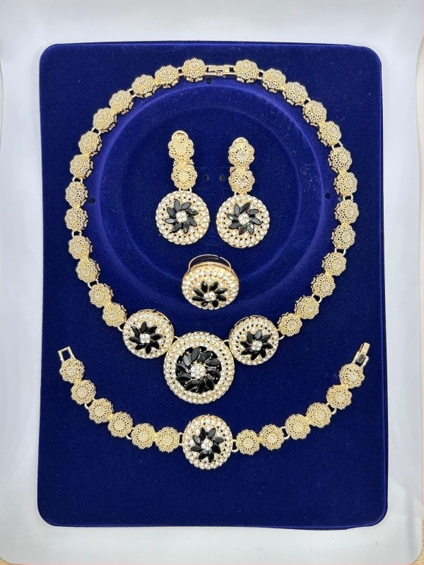 Ženski set nakita s geometrijskim dizajnom i pavé kamenjem – Ogrlica, Naušnice, Narukvica, Prsten; Lanac 41–50 cm; Težina ~50 g; Materijal: legura; Privjesak: cinkova legura; Za vjenčanje