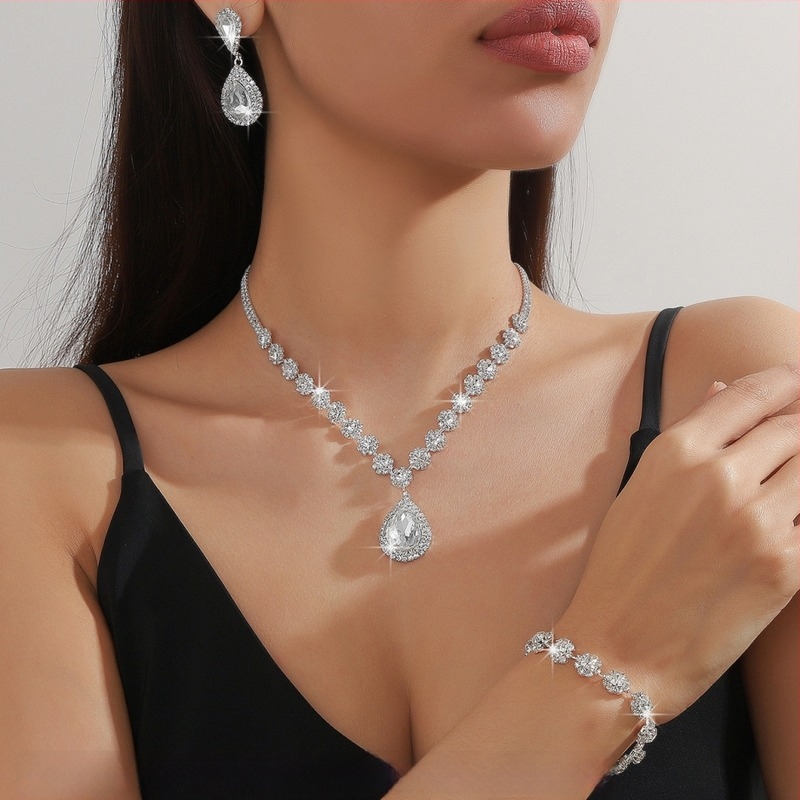 Set nakita: ogrlica, naušnice i narukvica – rhinestones; elektroplatirani završetak; lanac u obliku figure; privjesak od umjetnog kristala; uzorci: srce, kapljica, zvon