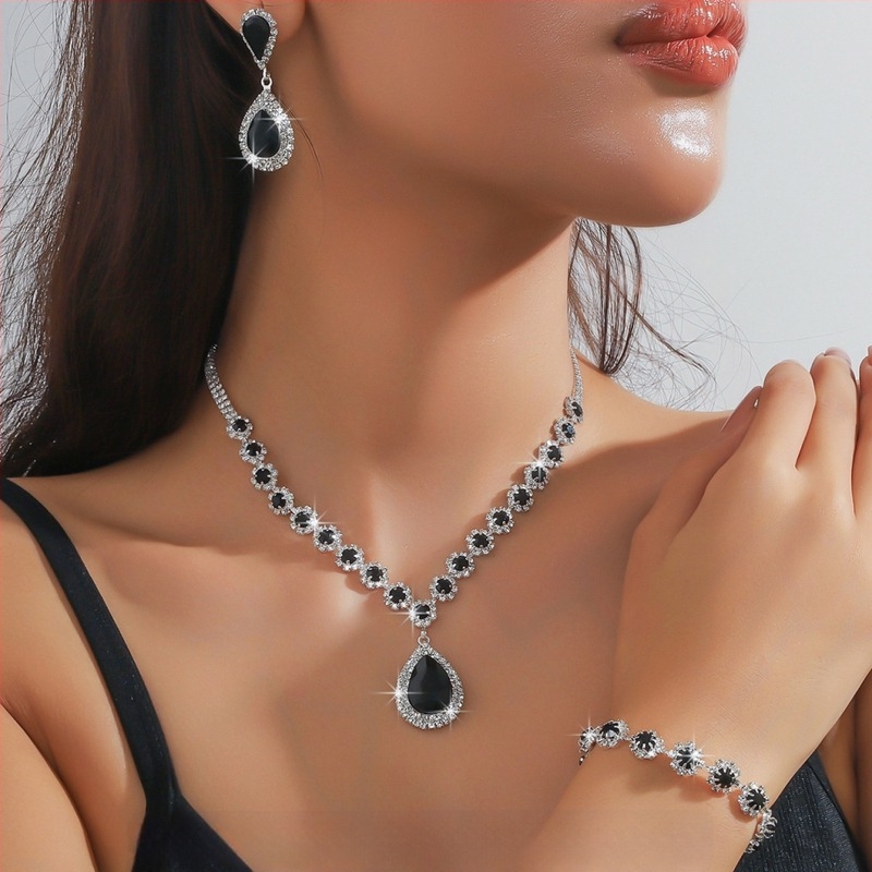 Set nakita: ogrlica, naušnice i narukvica – rhinestones; elektroplatirani završetak; lanac u obliku figure; privjesak od umjetnog kristala; uzorci: srce, kapljica, zvon