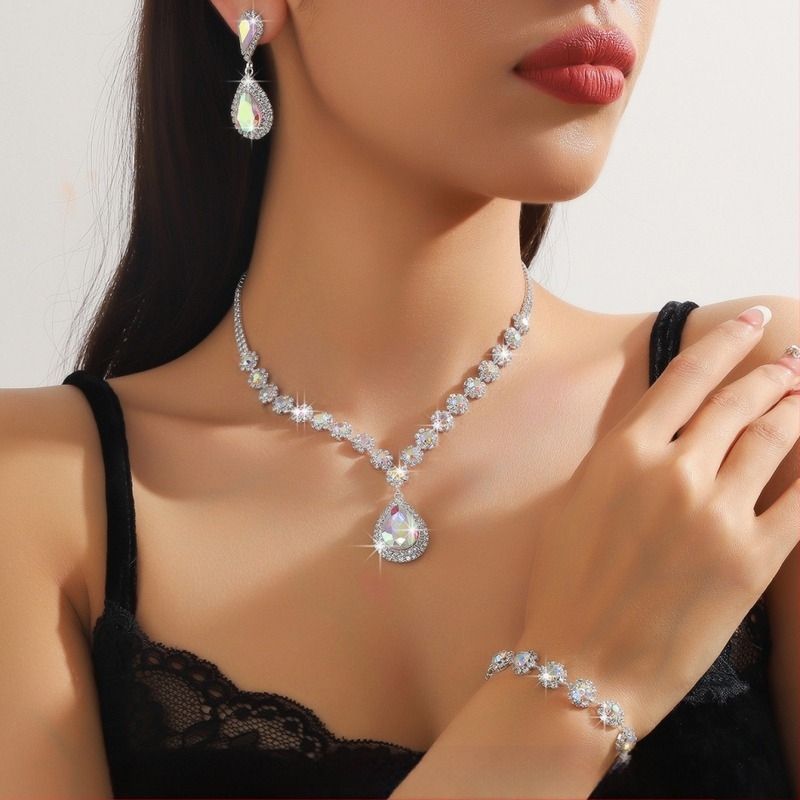 Set nakita: ogrlica, naušnice i narukvica – rhinestones; elektroplatirani završetak; lanac u obliku figure; privjesak od umjetnog kristala; uzorci: srce, kapljica, zvon