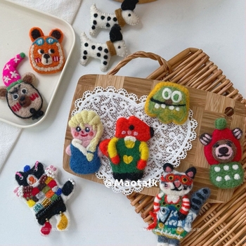 Broš od vunenog filca, ručna izrada, crtani motiv medvjed i dalmatinac, dekorativni dodatak