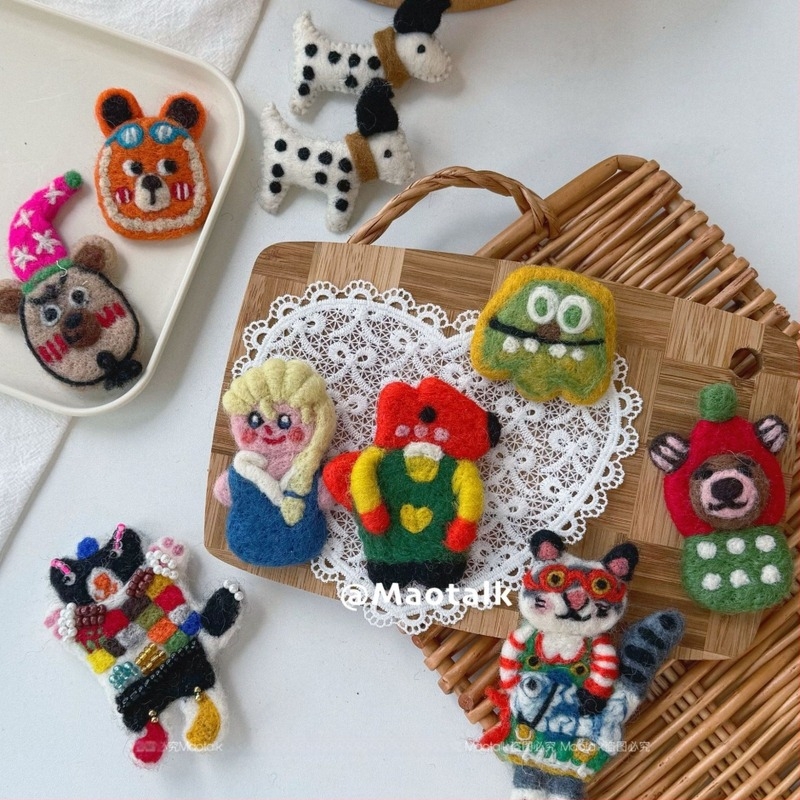 Broš od vunenog filca, ručna izrada, crtani motiv medvjed i dalmatinac, dekorativni dodatak