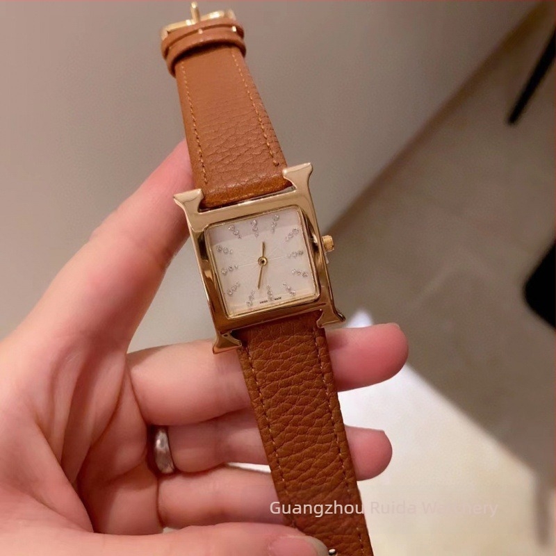 Ženski kvarcni sat s kvadratnim brojčanikom, H-oblik kaiš od umjetne kože, ružičasto-zlata kopča, mineralno staklo, promjer brojčanika 24 mm, debljina 7 mm, kvarcni mehanizam Swiss ETA