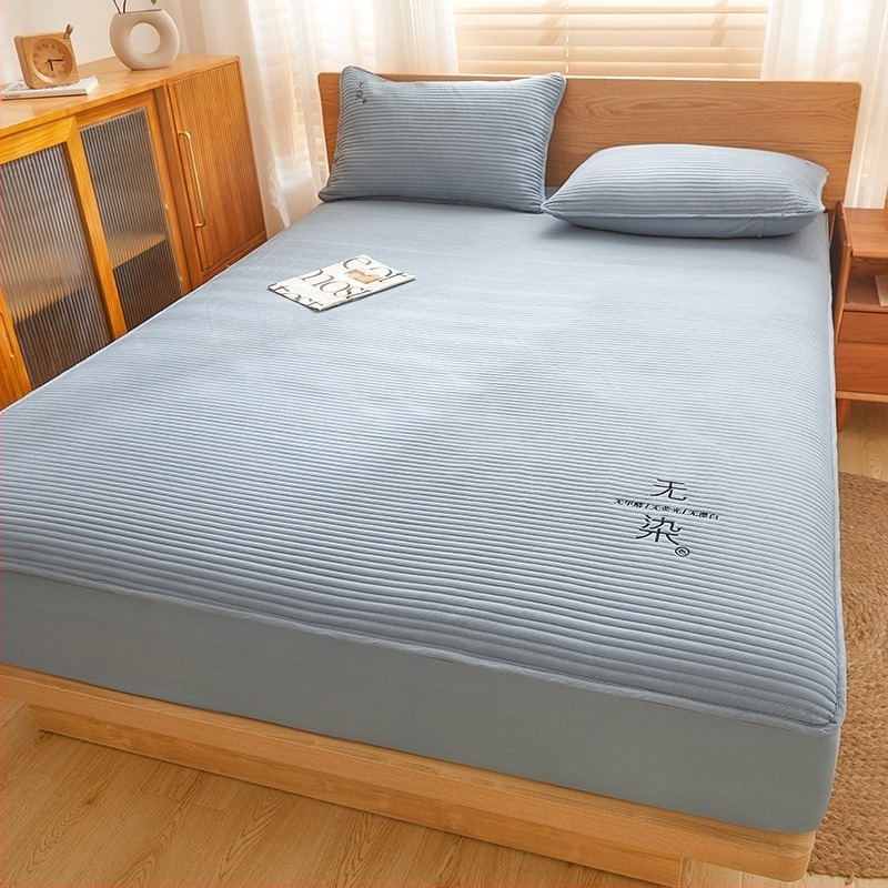 Trodijelni set posteljine od 100% pamuka s elastičnim plahtom, pokrivačem i jastučnicama; jednostavan jednobojni uzorak; reaktivno bojanje; izvezeno, oprano tkanina; gustoća tkanine 133x72; 40 niti