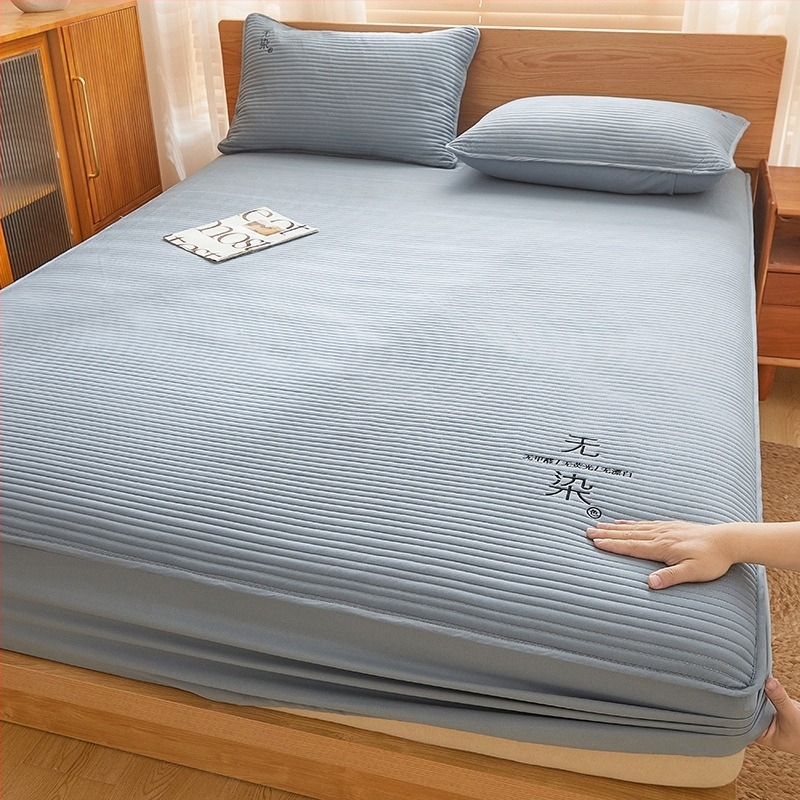 Trodijelni set posteljine od 100% pamuka s elastičnim plahtom, pokrivačem i jastučnicama; jednostavan jednobojni uzorak; reaktivno bojanje; izvezeno, oprano tkanina; gustoća tkanine 133x72; 40 niti