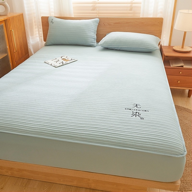 Trodijelni set posteljine od 100% pamuka s elastičnim plahtom, pokrivačem i jastučnicama; jednostavan jednobojni uzorak; reaktivno bojanje; izvezeno, oprano tkanina; gustoća tkanine 133x72; 40 niti