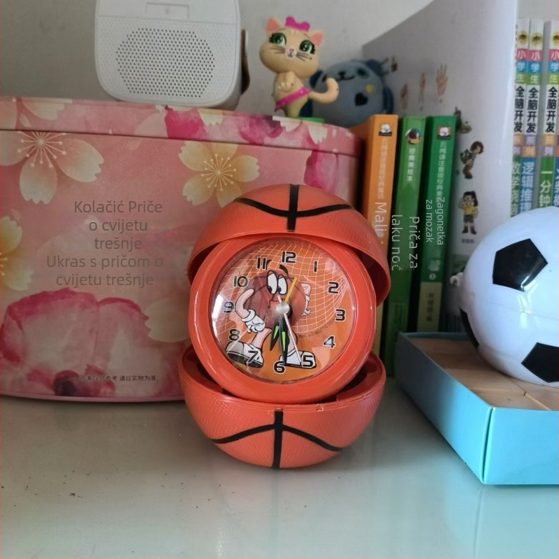 Dječji izdržljivi budilnik, nordijskog stila, plastično kućište i brojčanik, napajanje baterijom, jednostrani prikaz, stolna dekoracija sobi s motivom košarke i nogometa