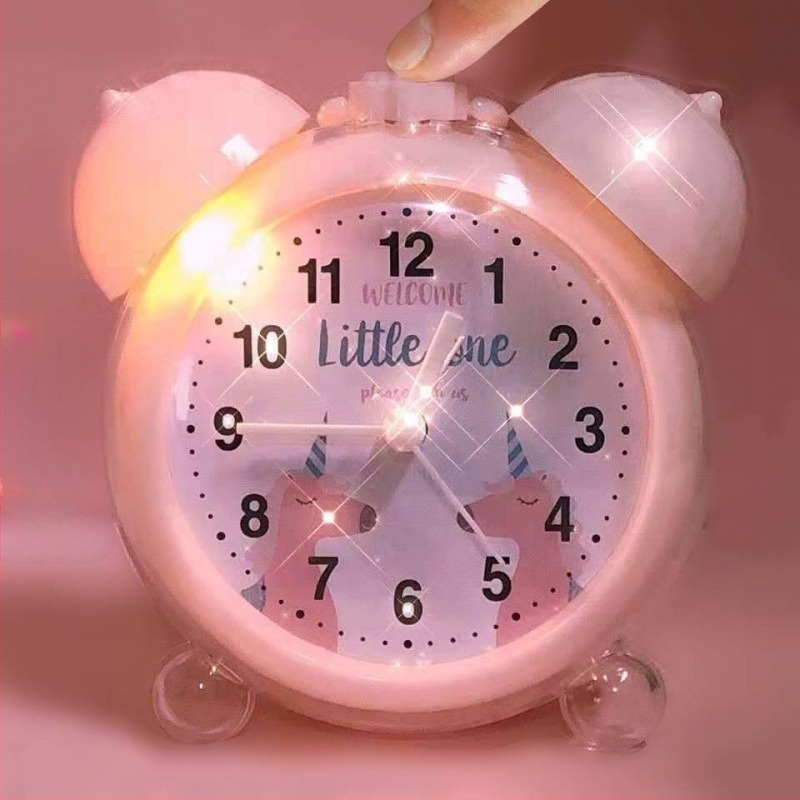 Dječji izdržljivi budilnik, nordijskog stila, plastično kućište i brojčanik, napajanje baterijom, jednostrani prikaz, stolna dekoracija sobi s motivom košarke i nogometa