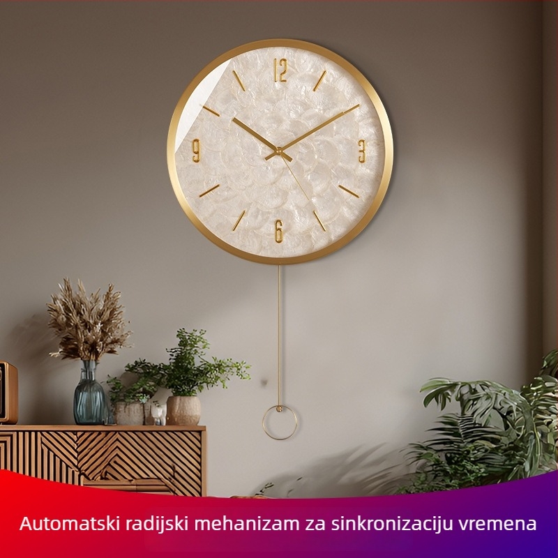 Zidni sat — okruglog oblika, mjedeno kućište, brojčanik od školjke, kvarcni mehanizam, napajan baterijom