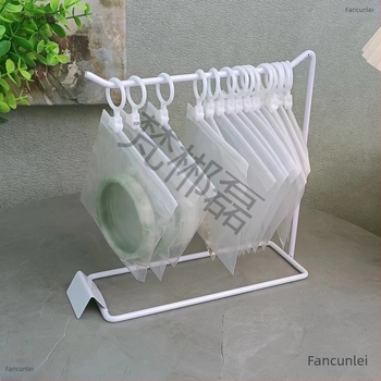 Stalak za izlaganje nakita — umjetnički stil, proljeće 2023