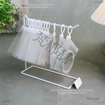 Stalak za izlaganje nakita — umjetnički stil, proljeće 2023