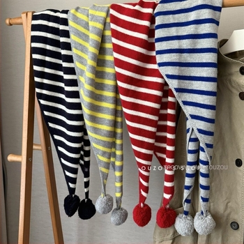 Šal s prugama i vunenim kugicama – korejskog stila, trokutasti dizajn (Tehnika: warp knitting; Materijal: vuna; Za zimu)