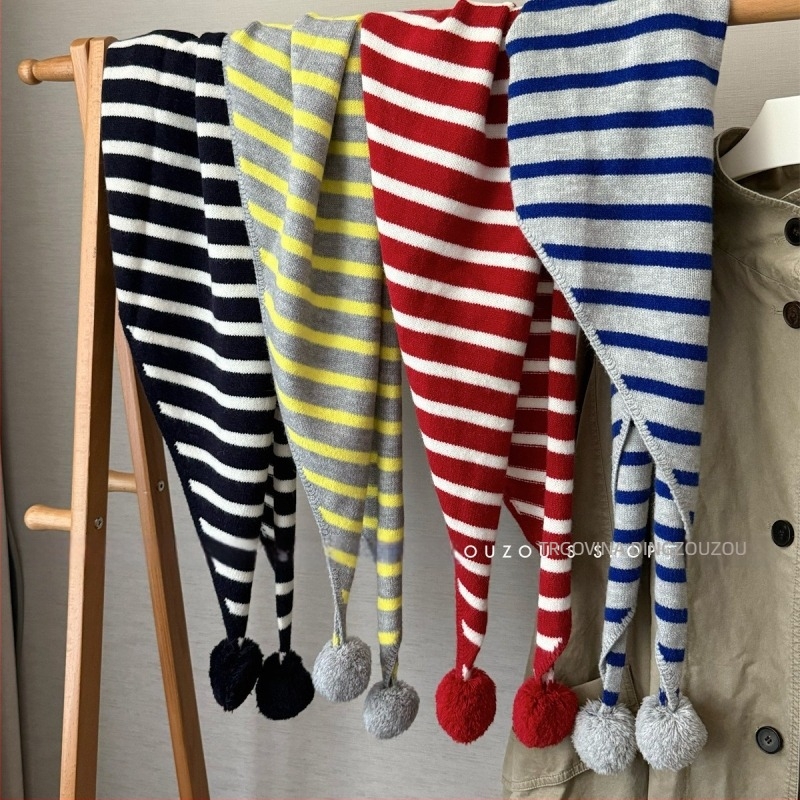 Šal s prugama i vunenim kugicama – korejskog stila, trokutasti dizajn (Tehnika: warp knitting; Materijal: vuna; Za zimu)