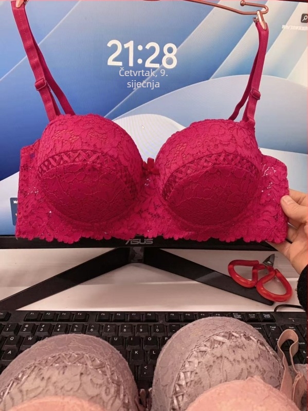 Čipkasti push-up grudnjak set, košarice 3/4, gornji dio tanak, donji dio deblji, čvrste naramenice, stražnje zatvaranje s tri reda