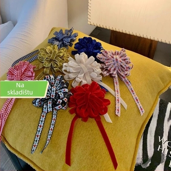 Broš s cvijetom, mješavina materijala, ljepilo, dekorativna i dvostruka upotreba, jednostavan stil