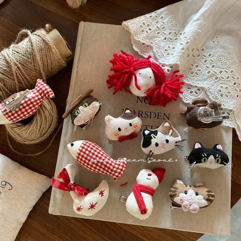 Broš za odjeću – ručno izrađeni, mješavina materijala, motiv mačice i djevojčice, korejski stil, dvostruka upotreba