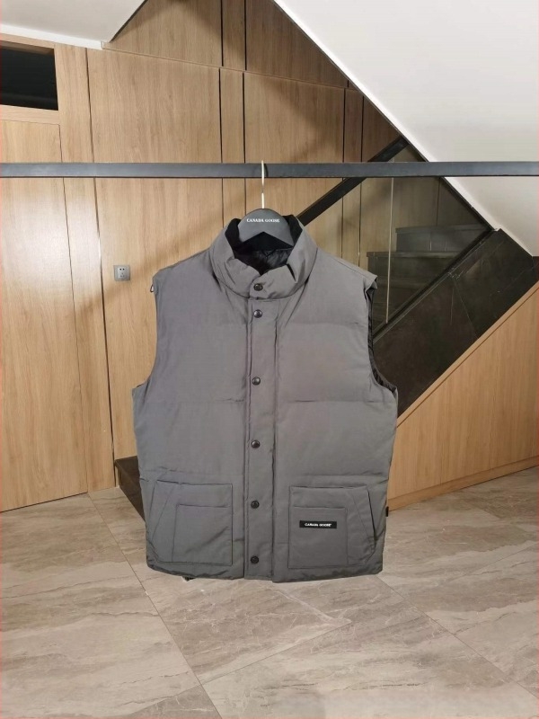 Prsluk s perjem od guske, stojeći ovratnik, zatvarač; duljina 50–65 cm; sadržaj perja 81–85%; glavna tkanina: poliester; zatvarač