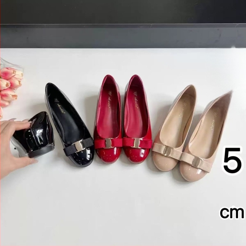 Ženske cipe s mašnicom, niski pet do 3 cm, okrugli vrh, gornji dio od dvostruke ovčje kože, unutrašnjost od ovčje kože, potplat od gume