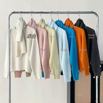 Pleteni pulover s kapuljom i šalom oko vrata, prugasti uzorak, mješavina poliestera i akrila, standardna duljina