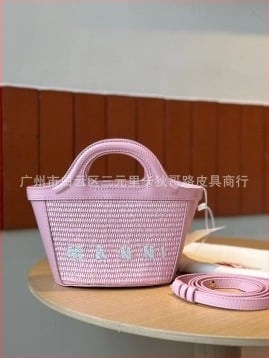 Rafija torba, cilindričnog oblika, platnena podstava, otvoreni vrh, gradski minimalistički stil