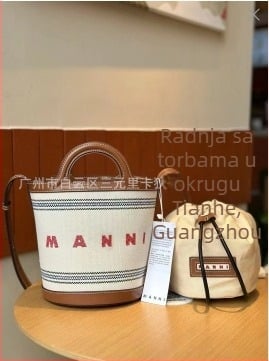 Rafija torba, cilindričnog oblika, platnena podstava, otvoreni vrh, gradski minimalistički stil