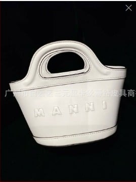 Rafija torba, cilindričnog oblika, platnena podstava, otvoreni vrh, gradski minimalistički stil