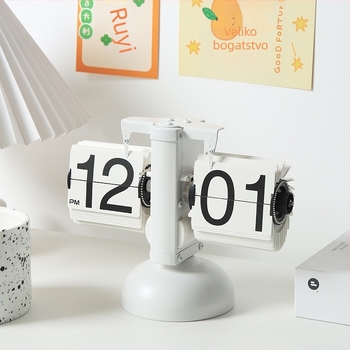 Baterijski sat, metalno kućište i brojčanik, moderni minimalistički stil.