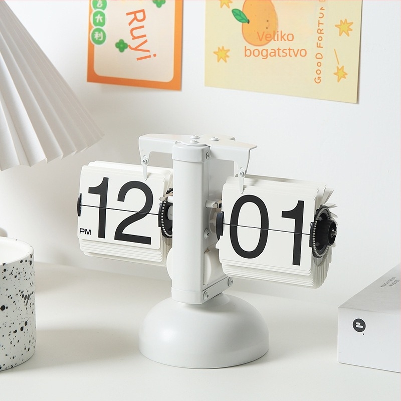 Baterijski sat, metalno kućište i brojčanik, moderni minimalistički stil.