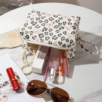 Ženska kozmetička torbica s leopard printom – prijenosna, velika kapaciteta za putovanja, vanjski materijal tkanina, unutarnja podstava kanvas, zatvaranje zipom