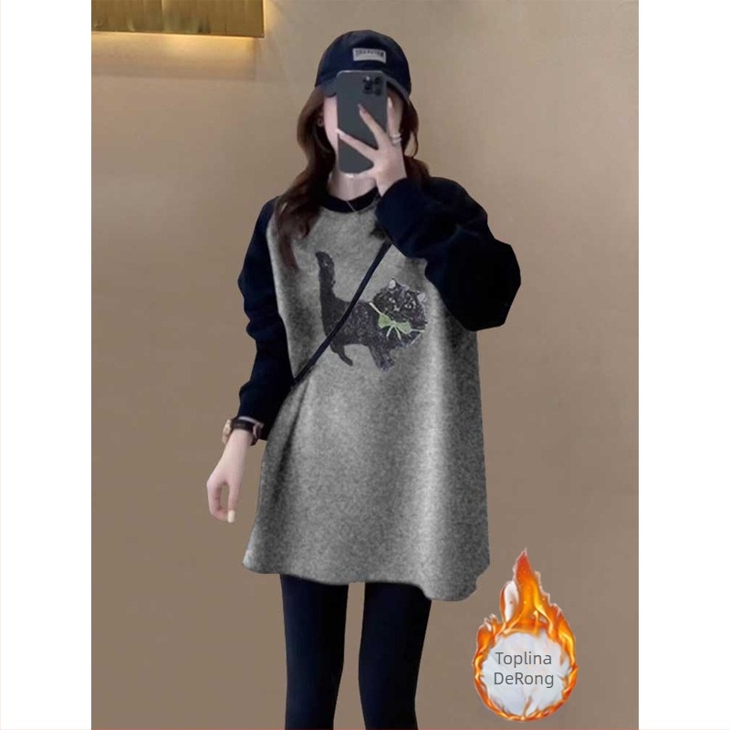 Ženski top srednje duljine, dvobojni baršunasti materijal, dugi rukavi, zaobljen izrez, opuštena silueta, materijal od zajčjeg krzna, model s slovima, proljeće