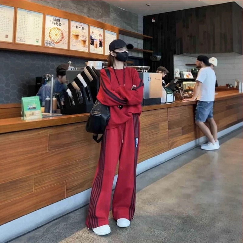 Ženski dvodijelni pamukasti sportski komplet s majicom s okruglim izrezom i širokim hlačama, dugi rukavi, tekstni uzorak, 95% pamuk