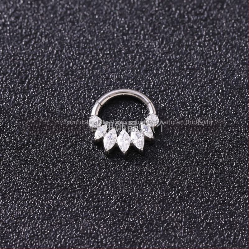 Unisex nosni prsten i prsten za kost uha, titanijeva legura s cirkonom, oblik insekta, čistoća f136