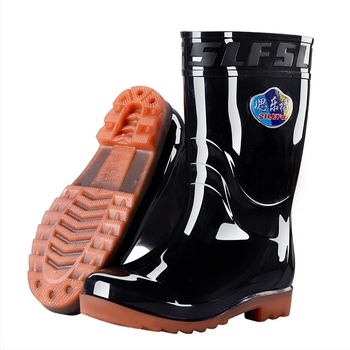 Muške čizme za kišu, vodootporne, visoke, protuklizne, podstavljene fleesom, od plastike, izrađene injekcijskim oblikovanjem.