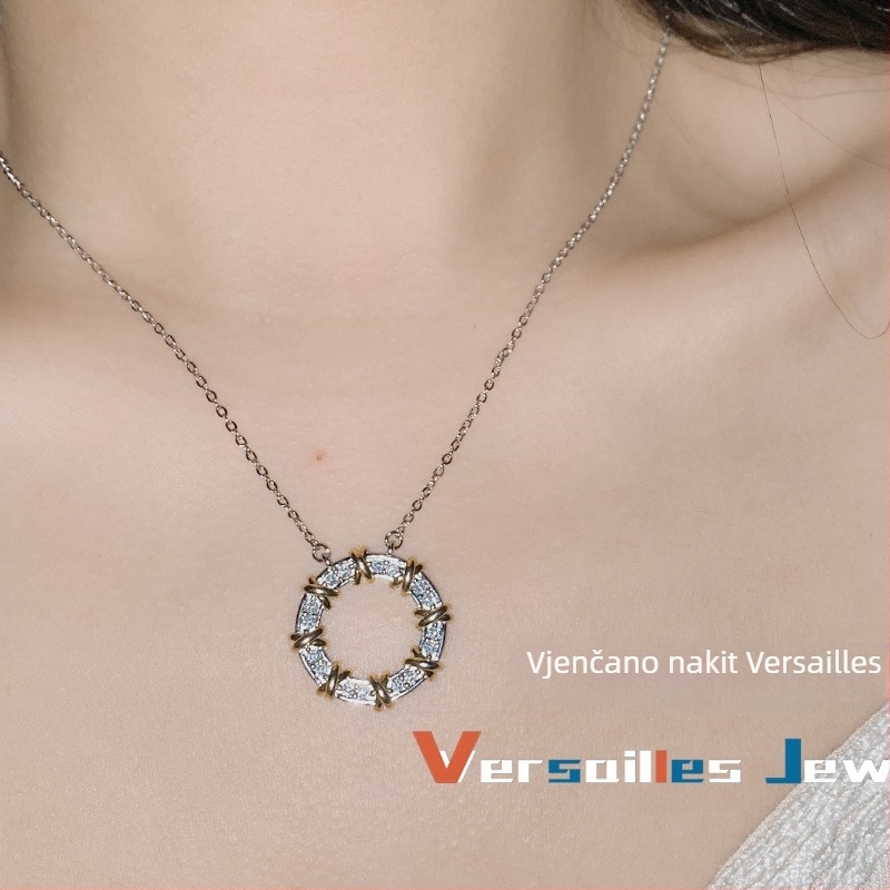 Set nakita: bakar temelj s ugrađenim kamenjem; motivi križ/kruna/roma broj; pozlaćeni kamenje; uključuje naušnice, ogrlicu i narukvicu