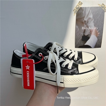 Muške tenisice od platna, niskog profila s vezicama, šiljat nos, gornji dio od platna, prozračna podstava od platna, gumeni potplat