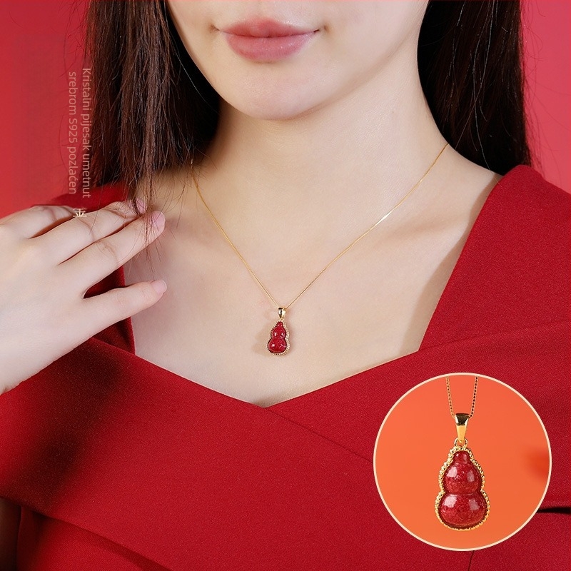 Ženski set: privjesak od prirodnog kristalnog pijeska u obliku četverolisne deteline i tikve, proziran; postavljen u srebro 925; set uključuje ogrlicu, naušnice i narukvicu