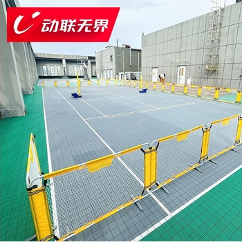 Pokretna ograda za pickleball i tenis s reklamnim stalkom, sklopiva A‑verzija za teren. Materijal: gusta warp‑knit tkanina 250 g/m²; aluminijska cijev koja ne rđa. Težina: 5,2 kg. Prikladno za dijeljenje sportskih zona (pickleball, nogomet) i kampusnih spo