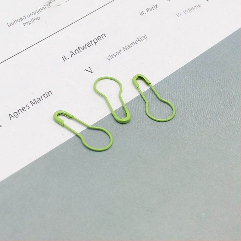 Šarene igle za nevidljivo učvršćivanje odjeće – mini kopče za ovratnik i prsnu etiketu, Marka Unique, ljeto 2021