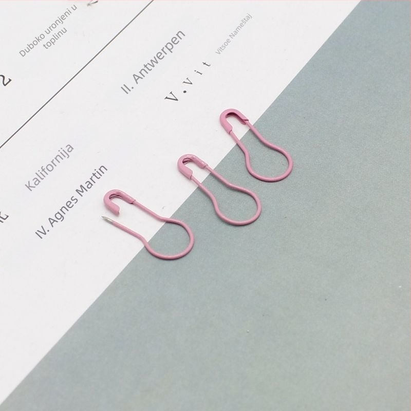 Šarene igle za nevidljivo učvršćivanje odjeće – mini kopče za ovratnik i prsnu etiketu, Marka Unique, ljeto 2021