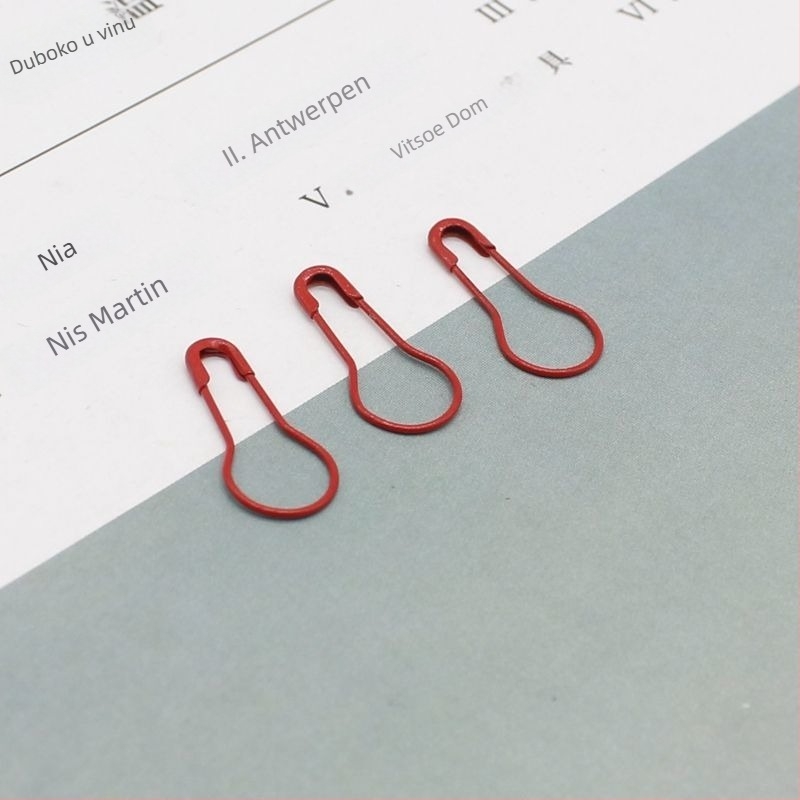 Šarene igle za nevidljivo učvršćivanje odjeće – mini kopče za ovratnik i prsnu etiketu, Marka Unique, ljeto 2021