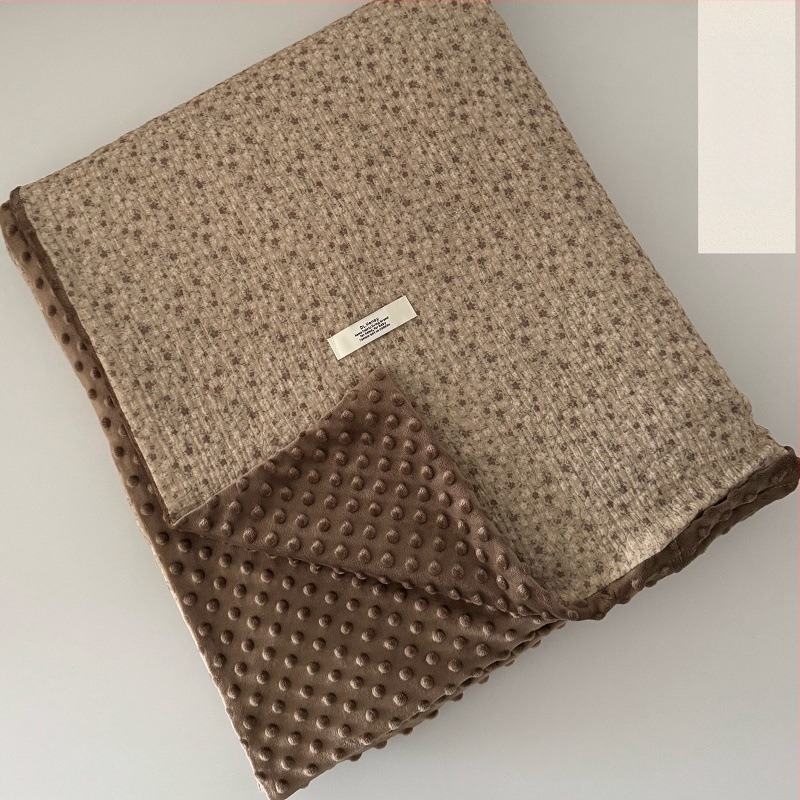 Navlaka za pokrivač reverzibilna: jedna strana 100% pamuk dvostruko složena s teksturom nabora, druga strana bean velvet (100% poliester); INS stil, 1,5–2,0 kg, reaktivno printanje