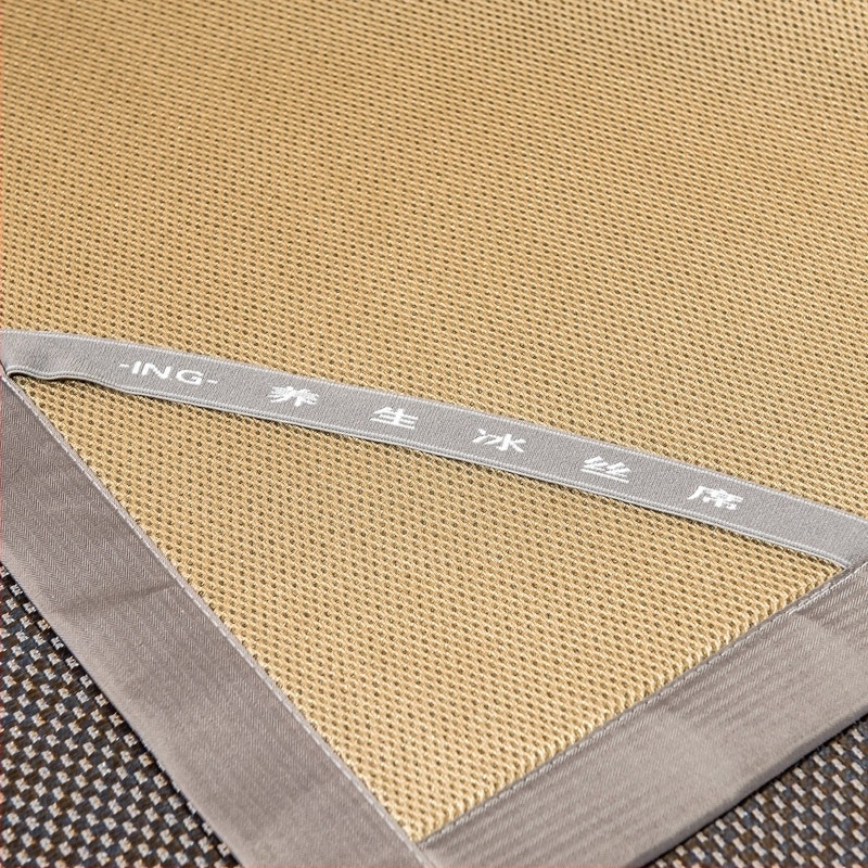 Proljetno-ljetni set posteljine visokog kvalitete s hlađenjem Ice Silk mat za krevet 1,8 m, tro-dijelni set posteljine (mat, ravna plahta i plahta s gumom).