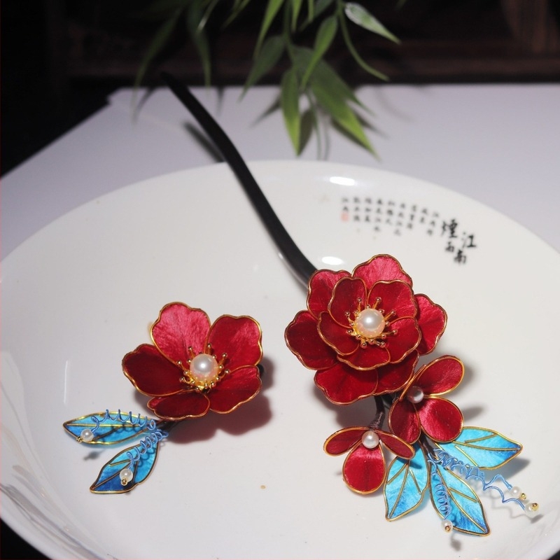 Drveni ukras za kosu s baršunastim cvijetom, retro dizajn cvijeta, detalji nadahnuti cloisonné, Guangdong, zima 2023