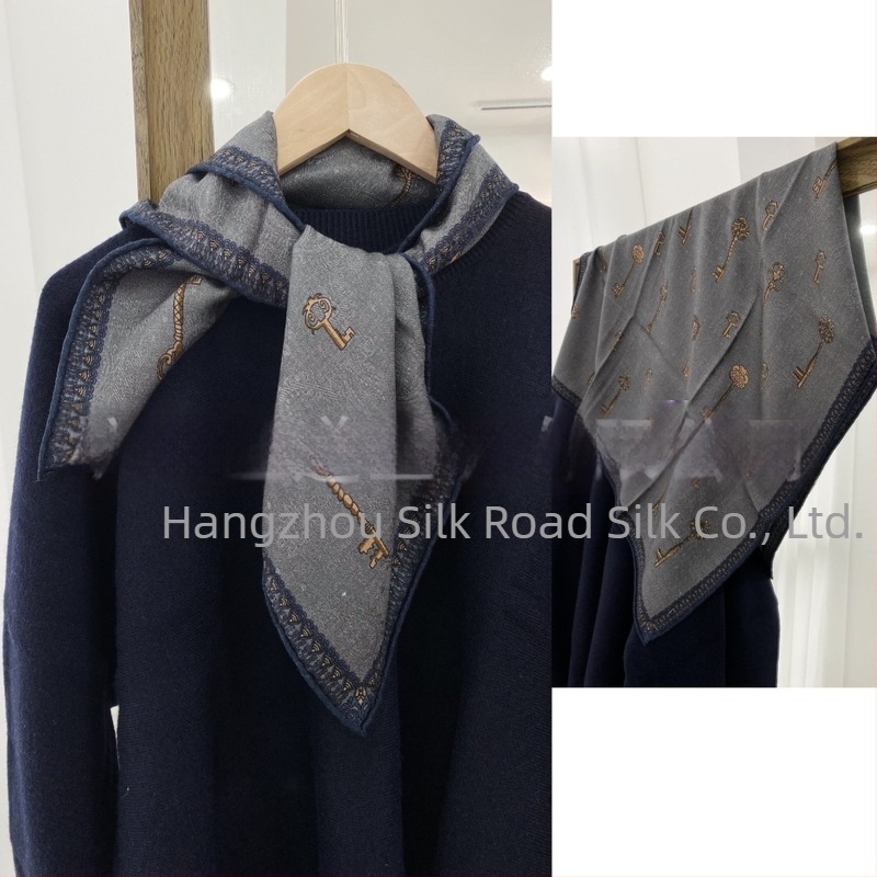 Elegantan jacquard šal kvadratnog oblika od svile i vune, dvostrani otisak, ženski karirani uzorak.