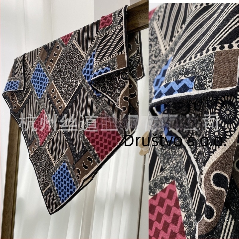 Elegantan jacquard šal kvadratnog oblika od svile i vune, dvostrani otisak, ženski karirani uzorak.