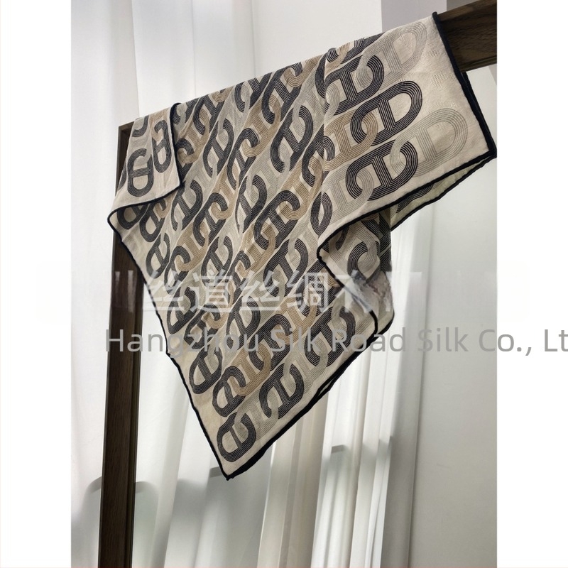 Elegantan jacquard šal kvadratnog oblika od svile i vune, dvostrani otisak, ženski karirani uzorak.