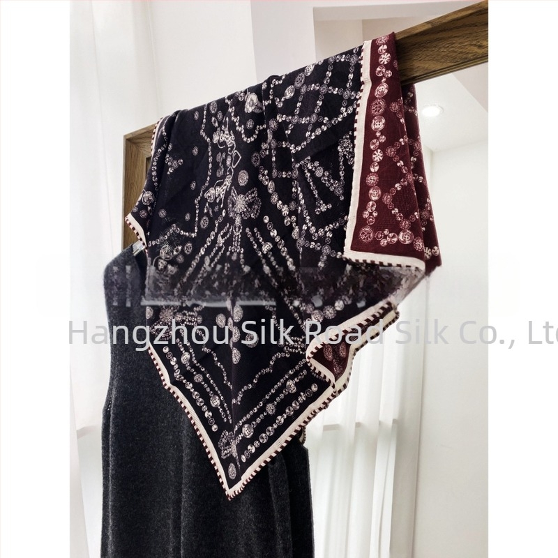 Elegantan jacquard šal kvadratnog oblika od svile i vune, dvostrani otisak, ženski karirani uzorak.