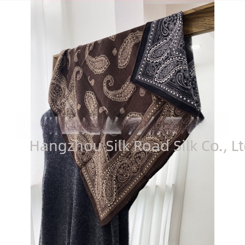 Elegantan jacquard šal kvadratnog oblika od svile i vune, dvostrani otisak, ženski karirani uzorak.