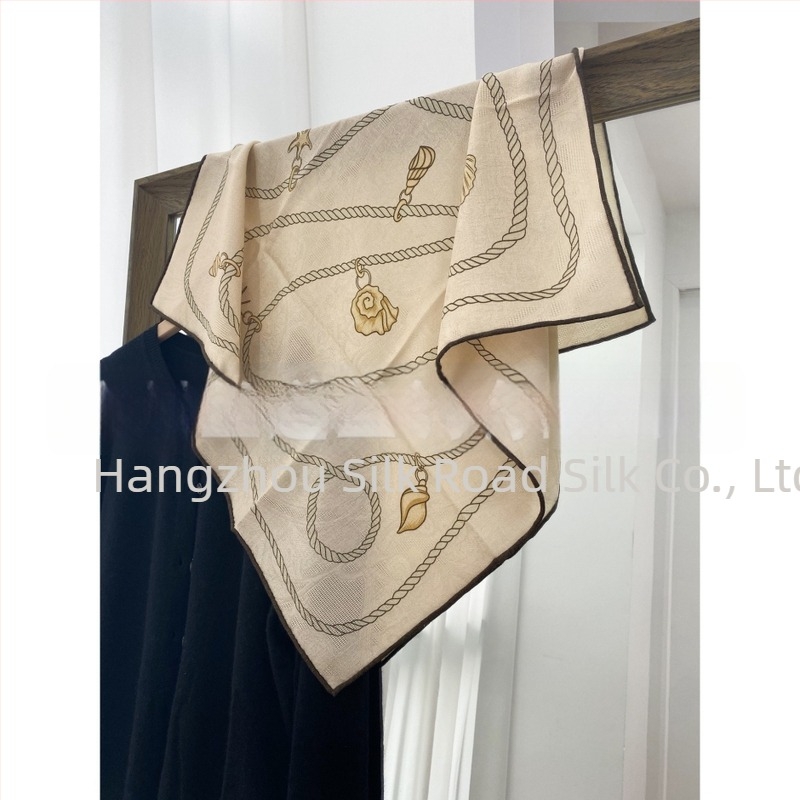 Elegantan jacquard šal kvadratnog oblika od svile i vune, dvostrani otisak, ženski karirani uzorak.