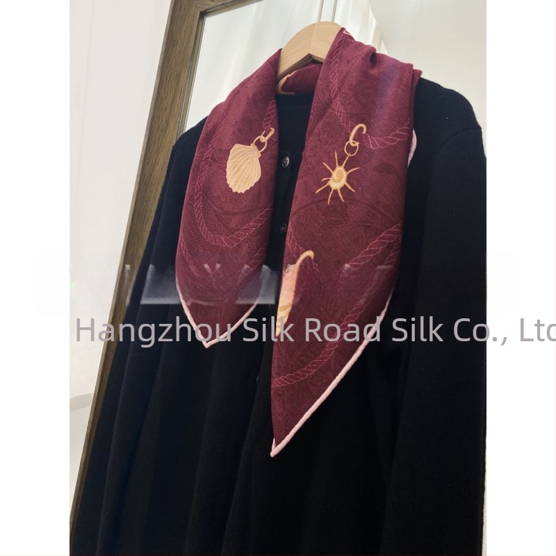 Elegantan jacquard šal kvadratnog oblika od svile i vune, dvostrani otisak, ženski karirani uzorak.